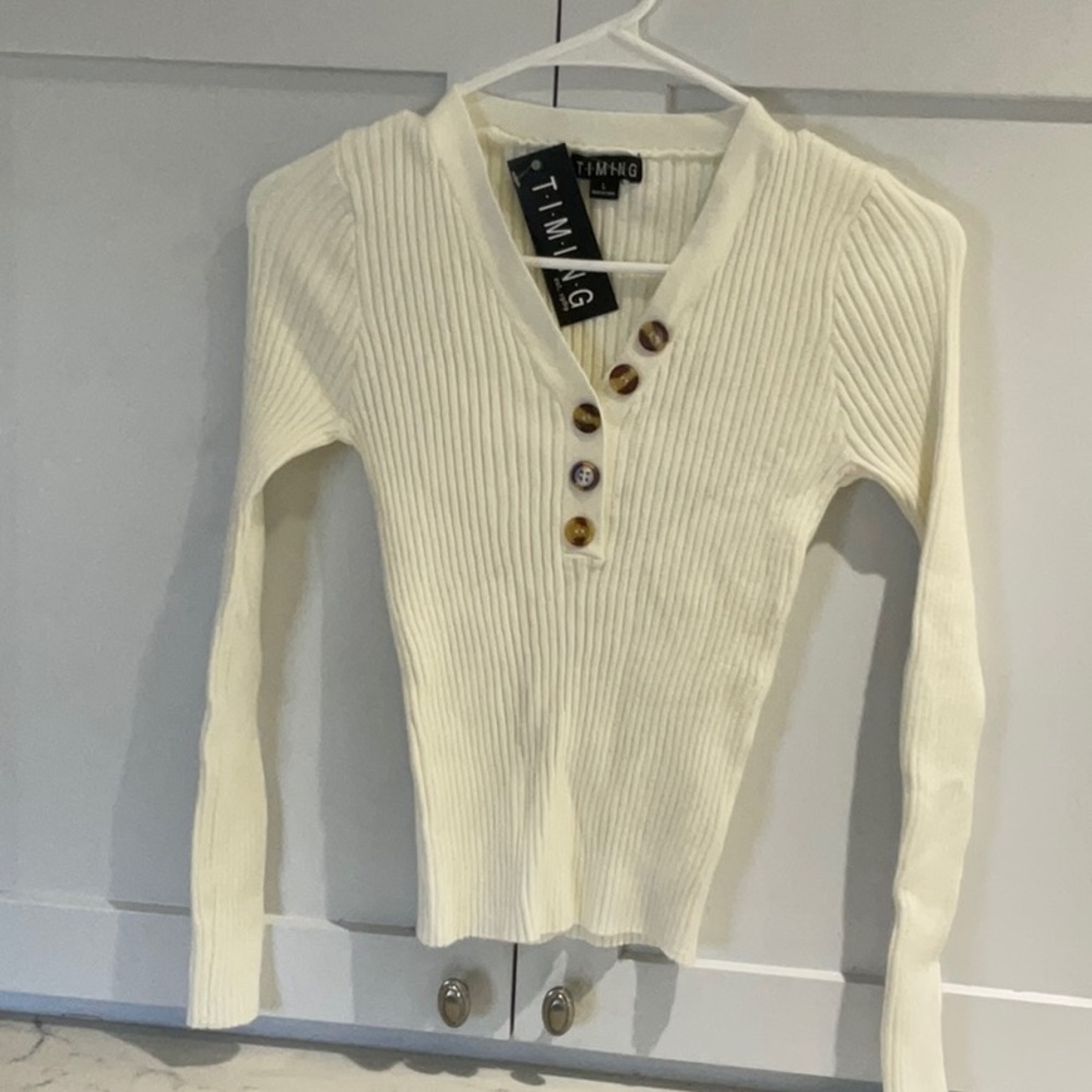 New Cream Thin Line Timing Half Length Sweater